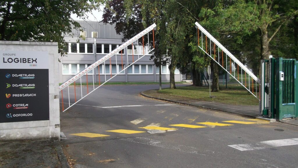 Installation de 2 barrières levantes et d'un portail autoportant - Cotrem Leers