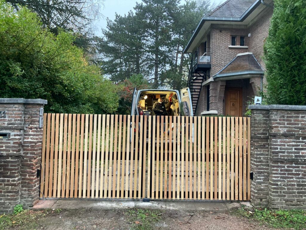 Installation d'un portail battant en aluminium avec habillage en bois, Croix