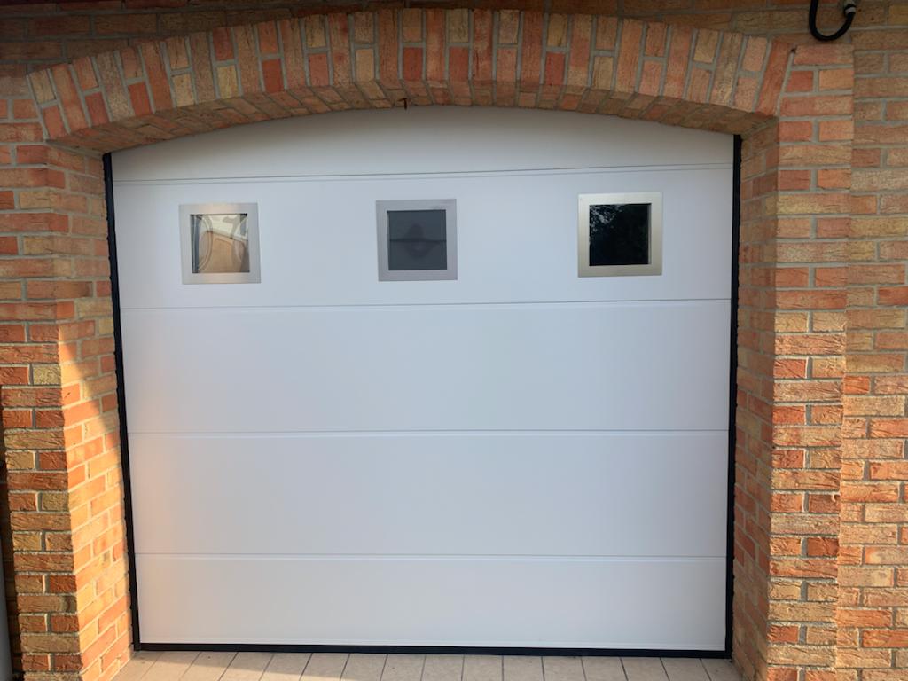 Installation d'une porte de garage sectionnelle avec hublots, Hazebrouck