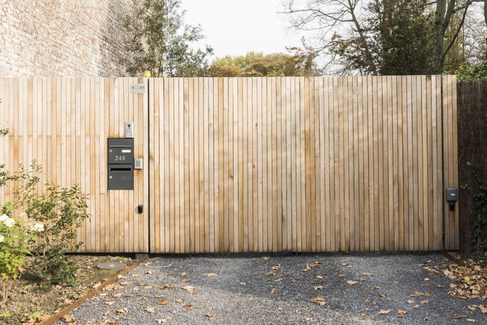 Installation d'un portail battant avec habillage en bois