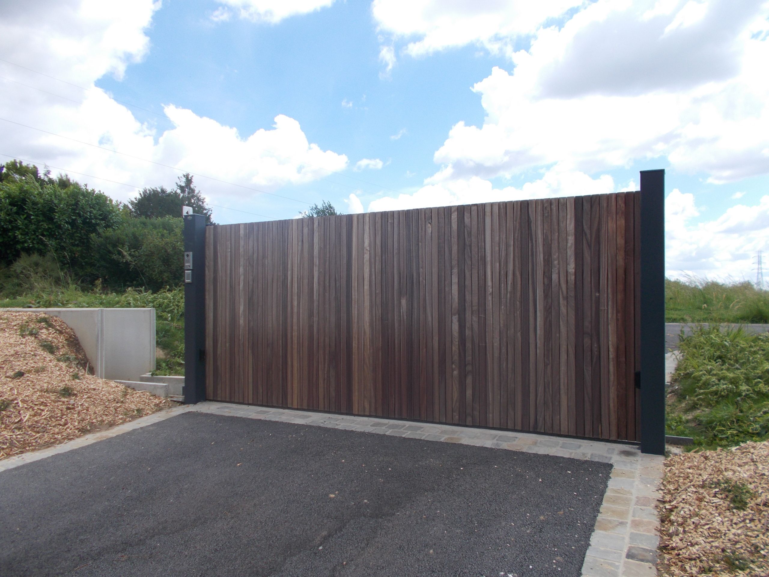 portail coulissant avec habillage bois