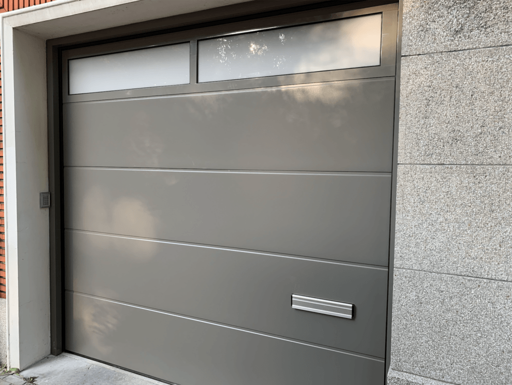 Installation d'une porte de garage avec hublots et entrée à lettres