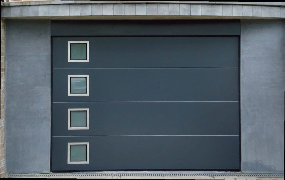 Installation d'une porte de garage avec hublots