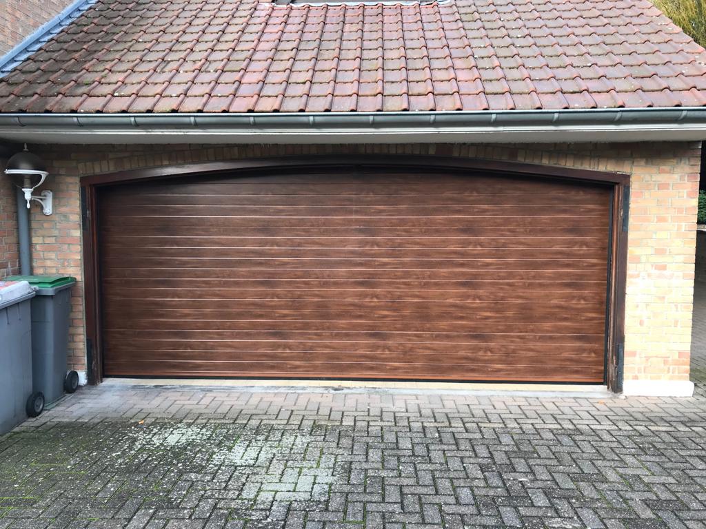 Installation d'un porte de garage imitation bois