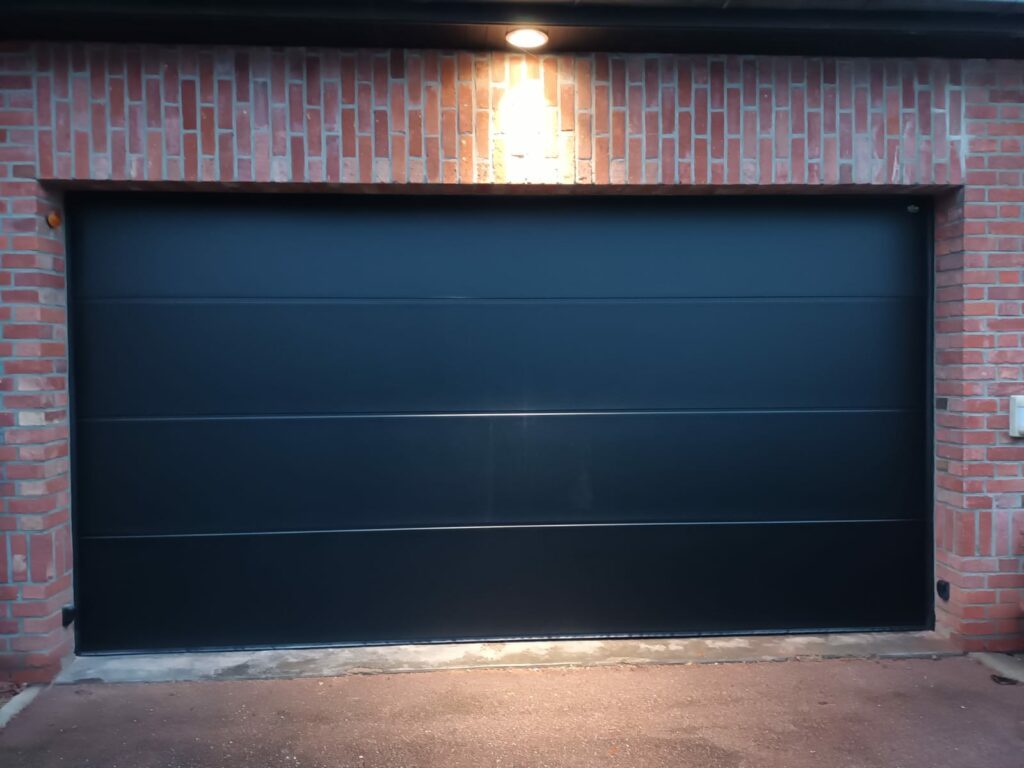 Installation d'un porte de garage sectionnelle noire