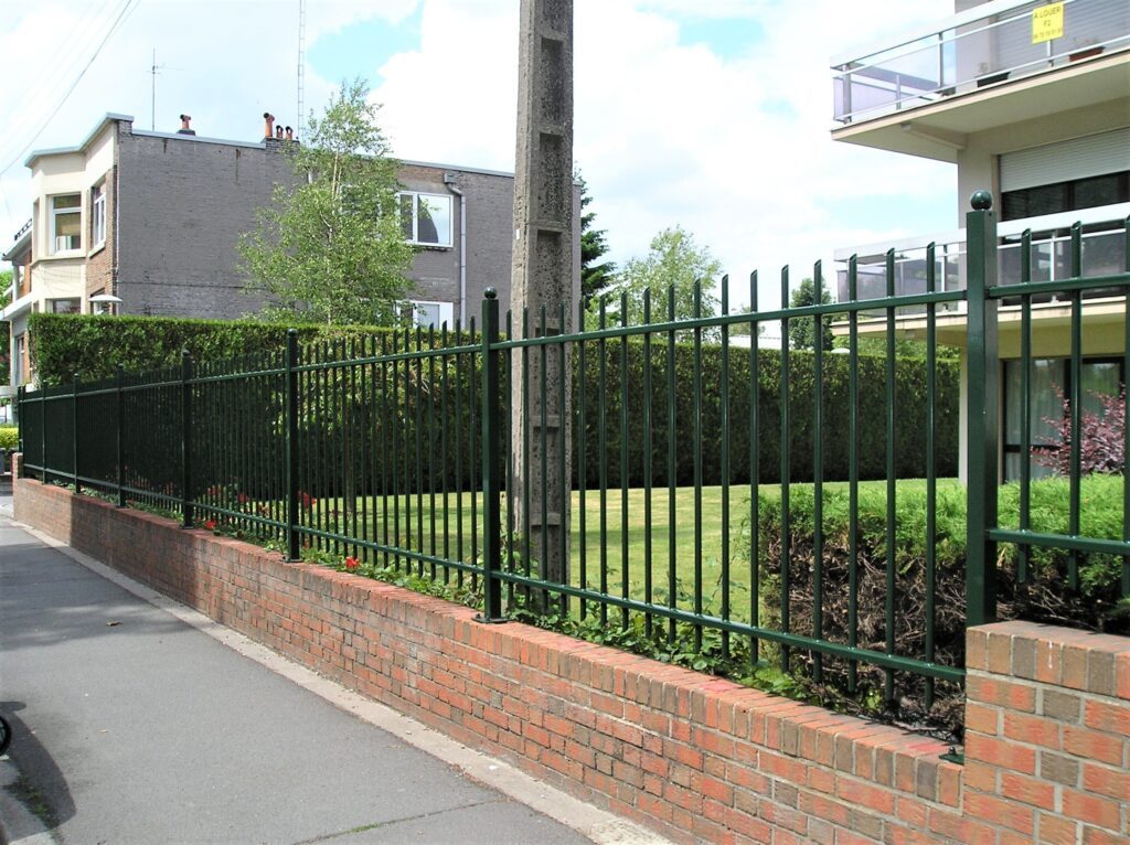 Clôture verte avec barreaux