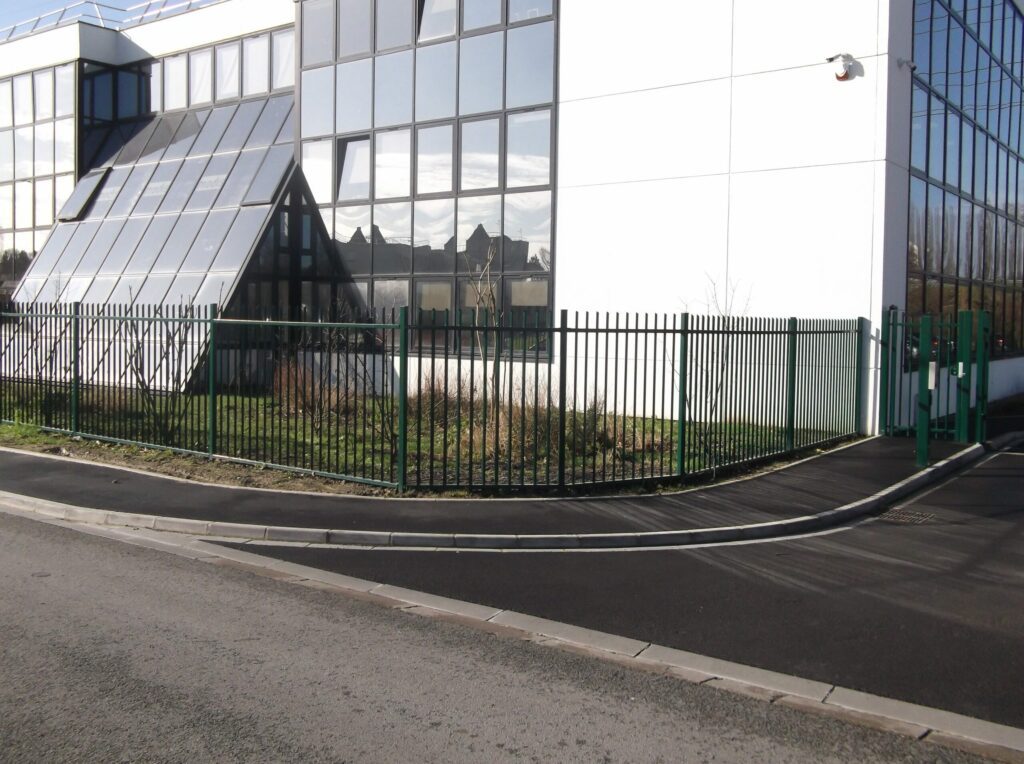 Installation d'une clôture avec barreaux