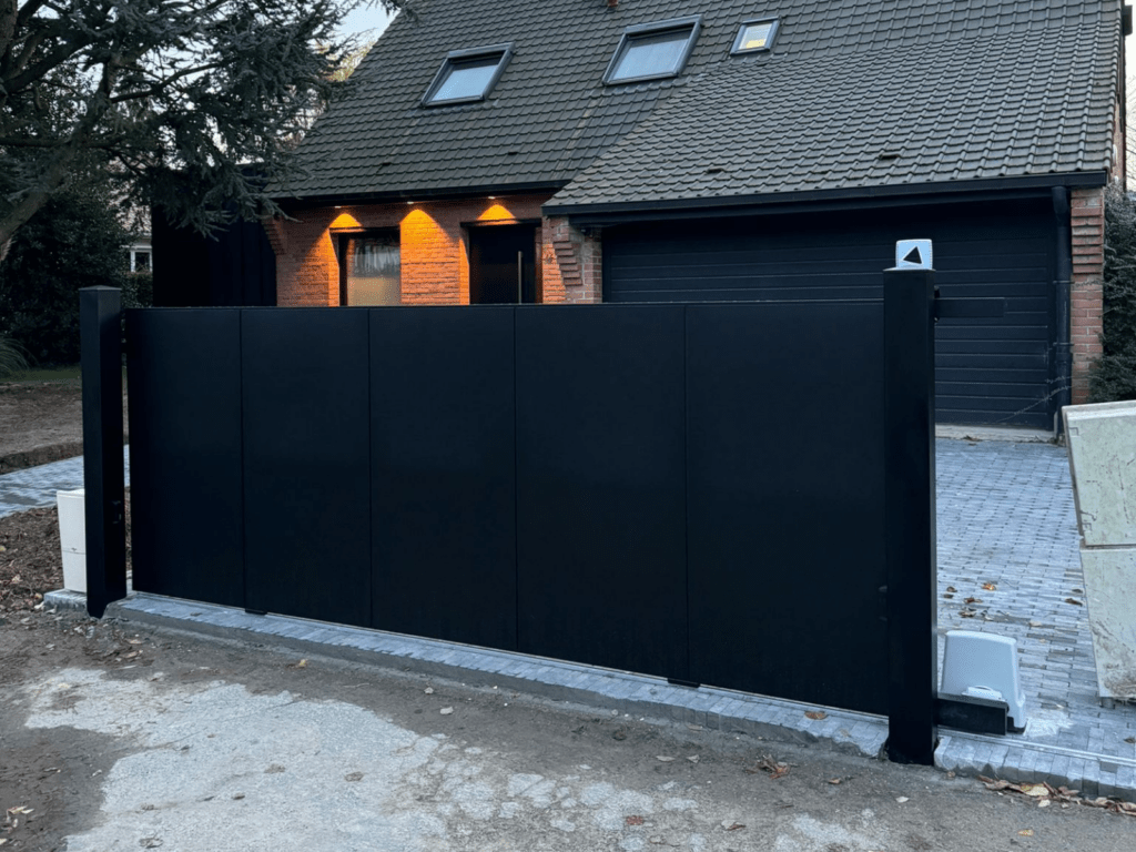 Portail coulissant avec moteur grande vitesse
