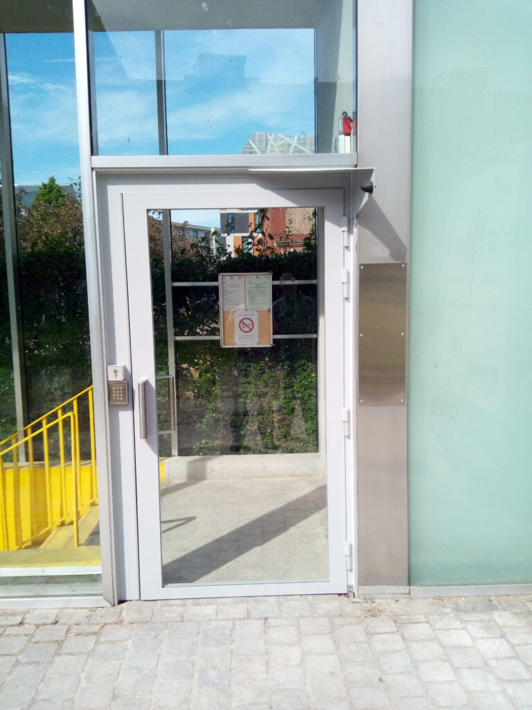 Porte d'entrée - CARTON 12
