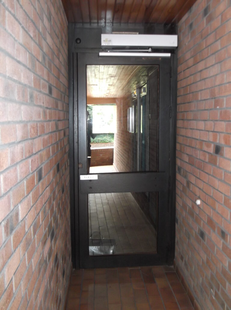 Porte d'entrée - CARTON 7