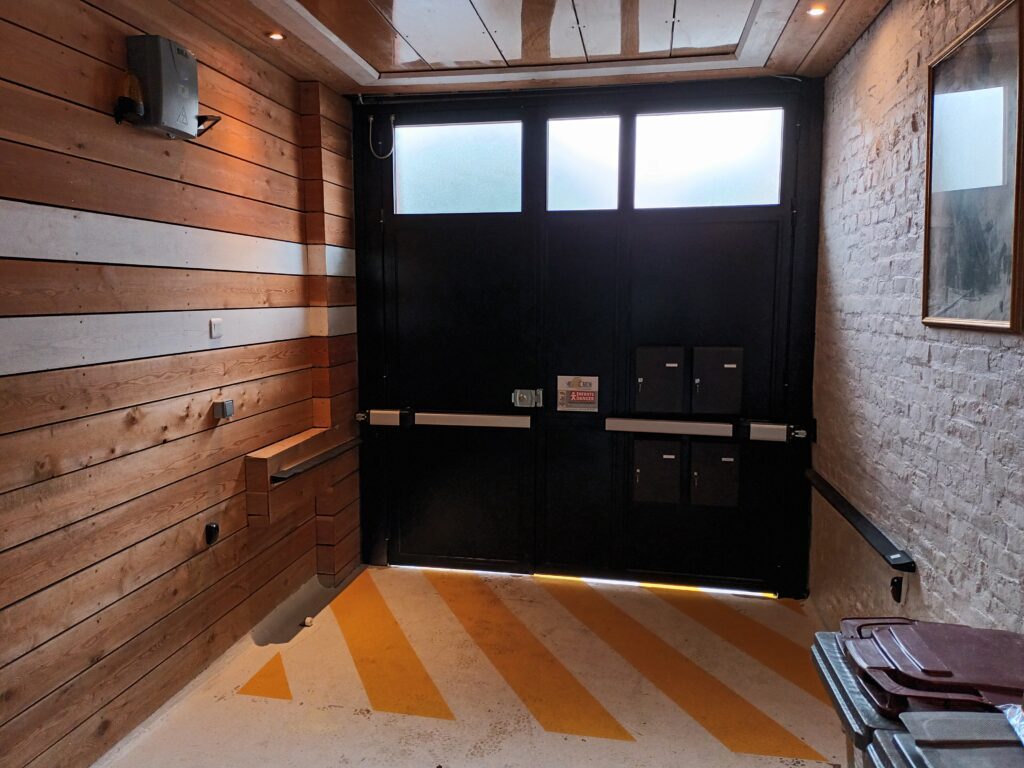 Installation d'une porte d'entrée motorisée avec boites aux lettres intégrées