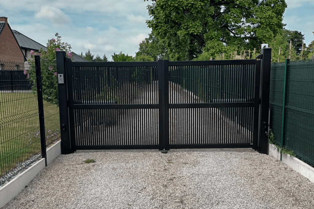 Portail battant semi ajouré
